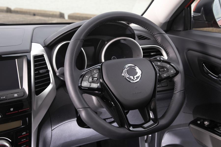 Панель приборов SsangYong Tivoli LE 2019 года  (UK) (фото 14 из 34)